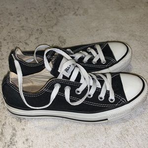 Womens 7.5 black low converse light wear great condition